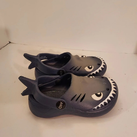 Capelli New York Navy Shark Clogs in Size 7 - Picture 5 of 10